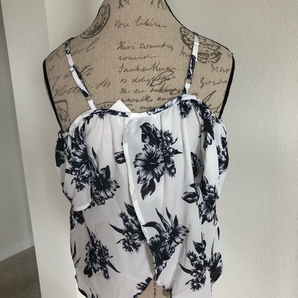 CLEARANCE! OFF-SHOULDER FLORAL BLOUSE NWT - Picture 3 of 6